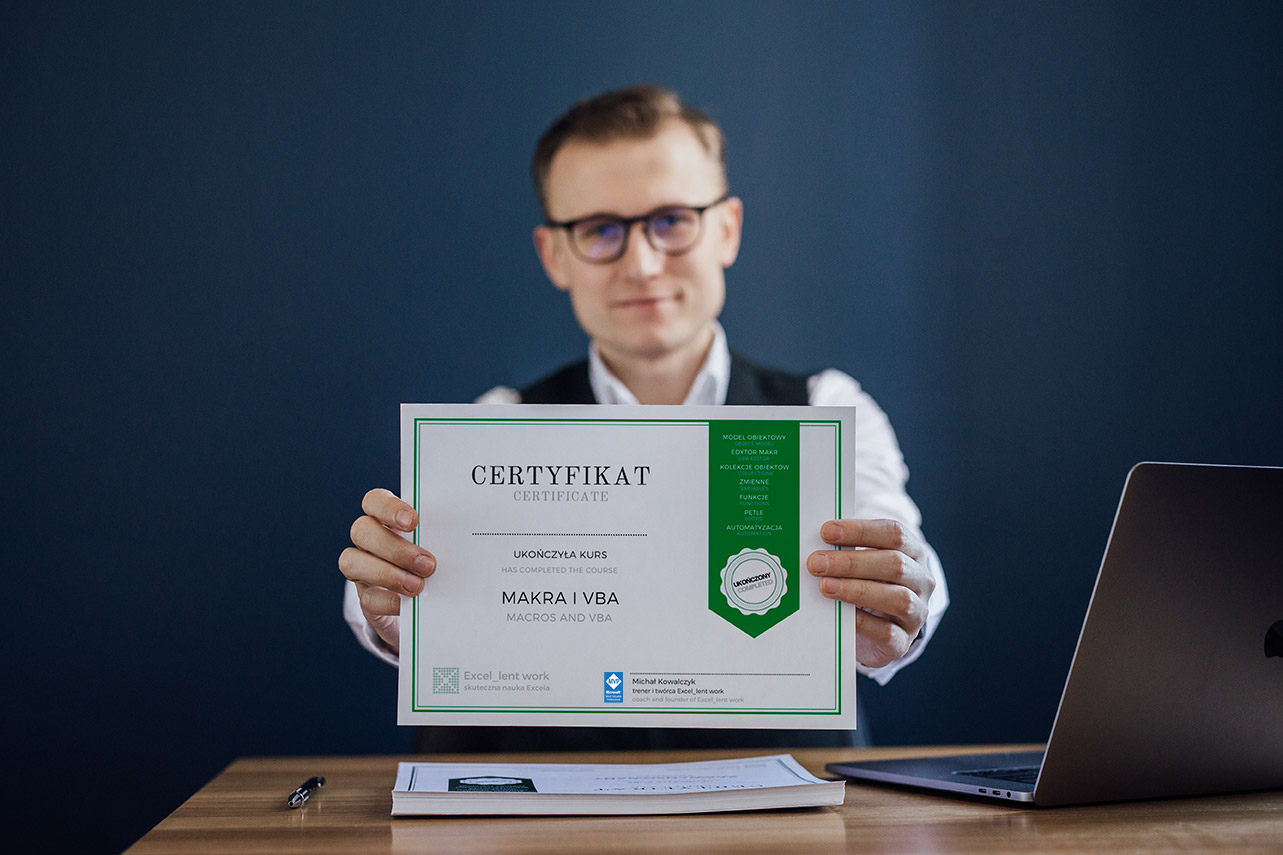 Michał trzymający certyfikat kursu makra i vba