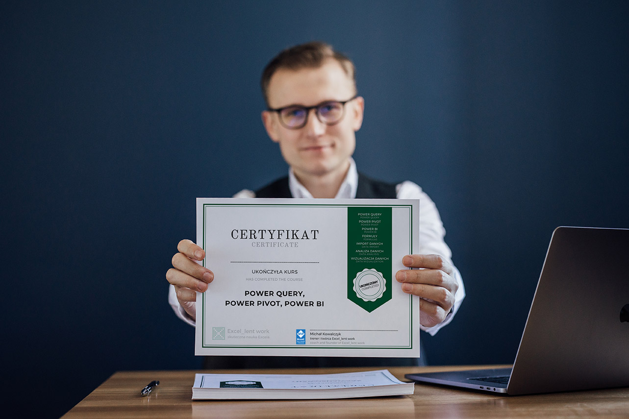 Michał trzymający certyfikat kursu power query