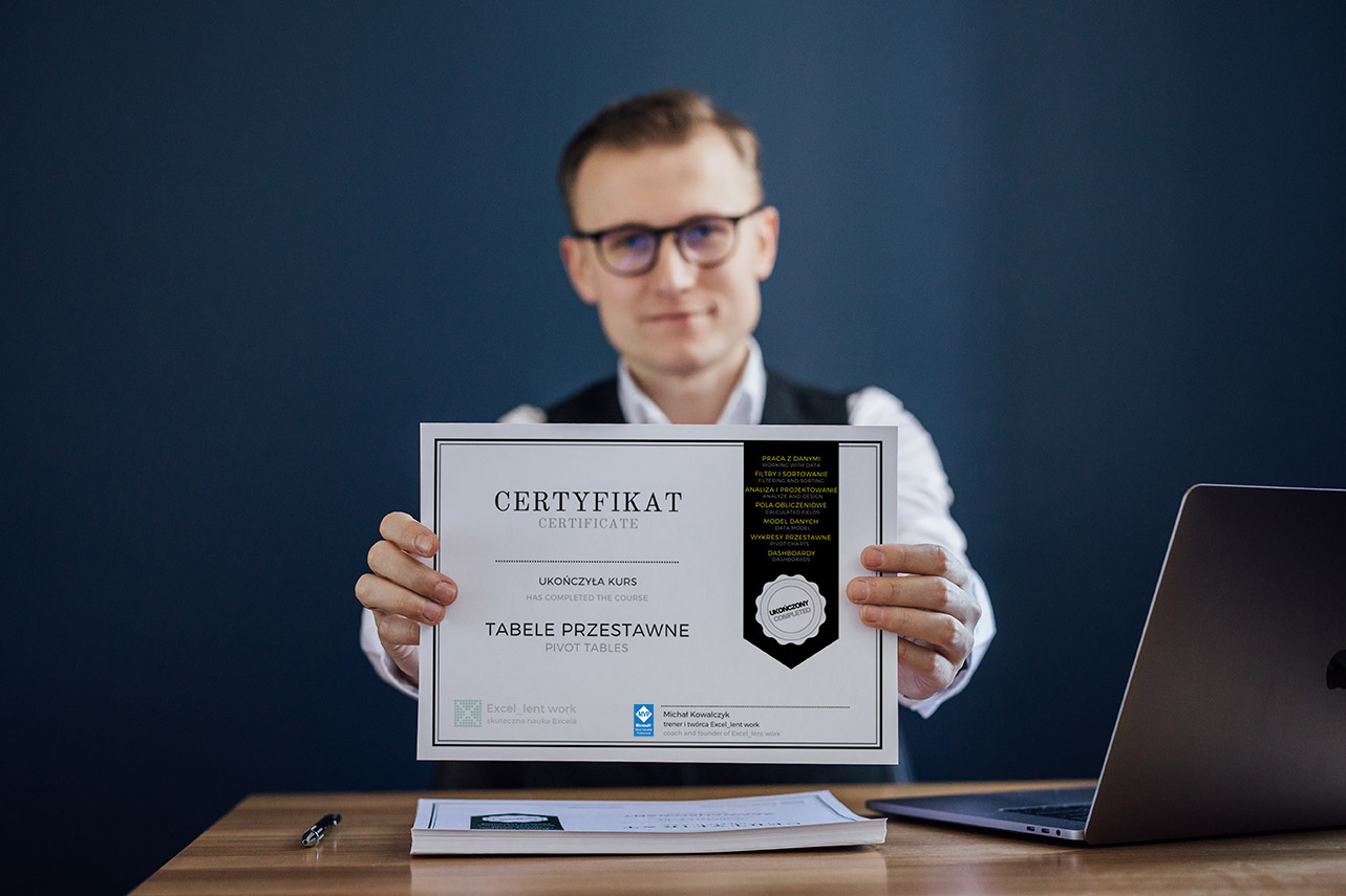 Michał trzymający certyfikat kursu tabele przestawne