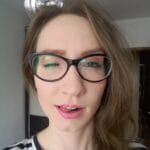 zdjęcie kobiety w okularach