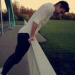 zdjęcie mężczyzny na poręczy