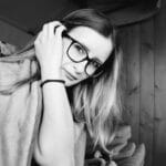 zdjęcie kobiety w okularach