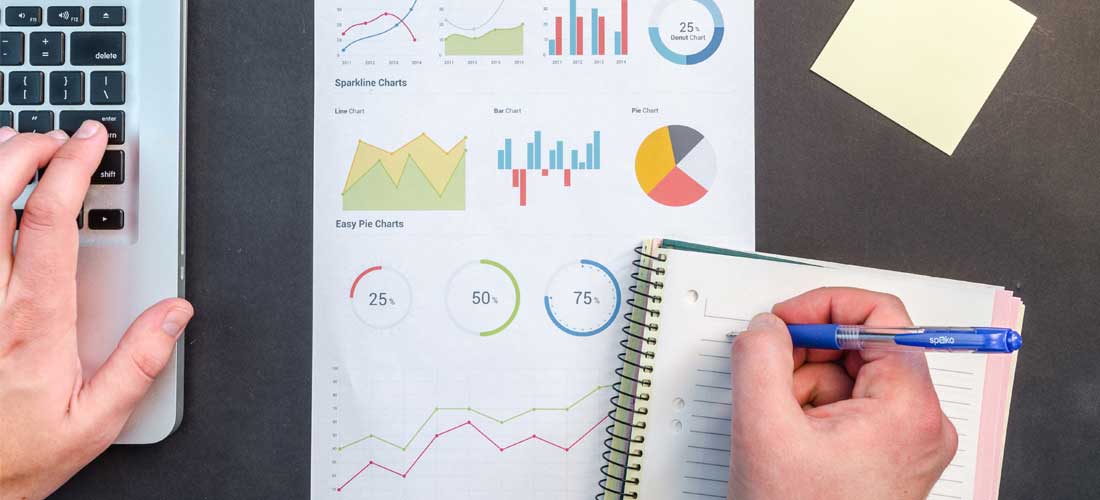 zdjęcie osoby zapisującej notatki