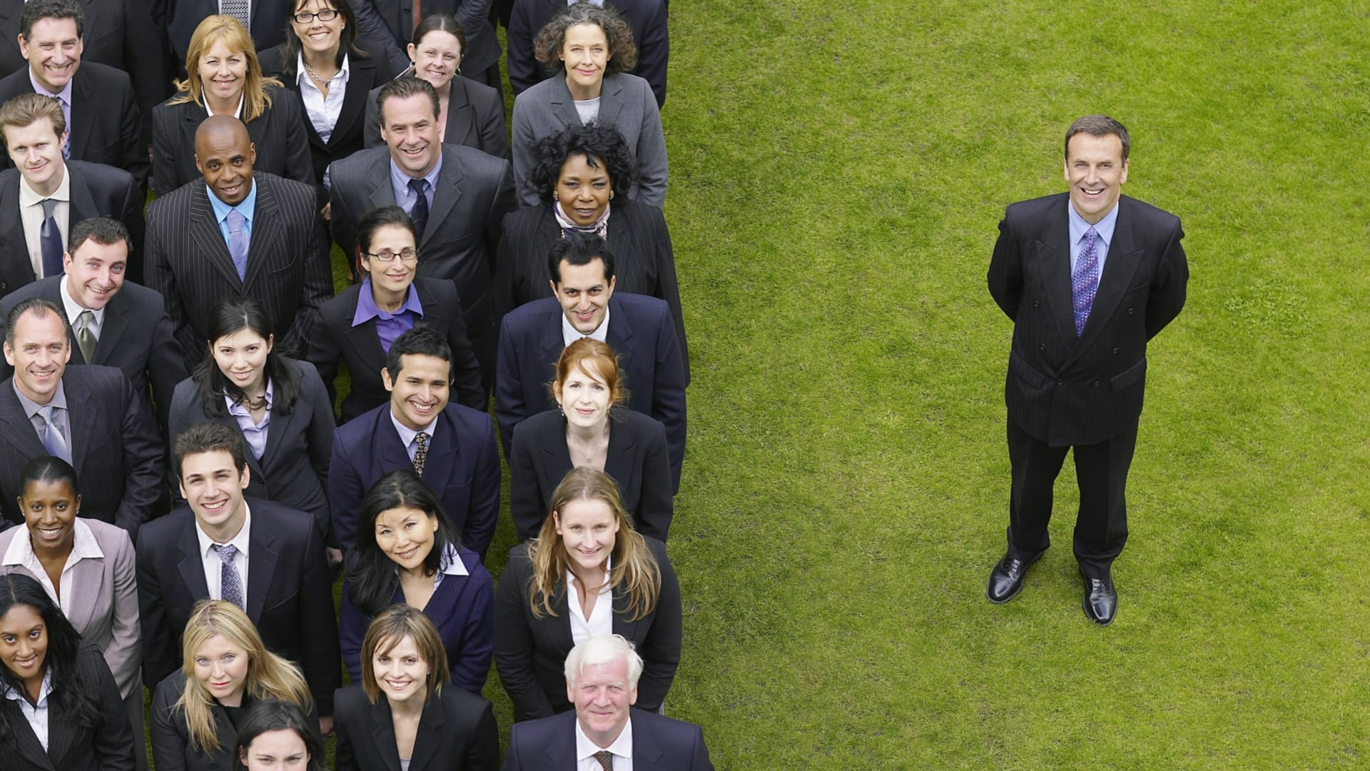 ludzie stojący na trawniku