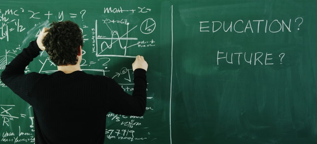 mężczyzna piszący na tablicy