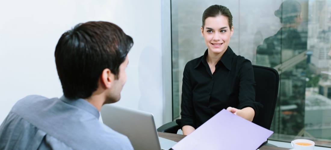 kobiet odbierająca dokumenty od mężczyzny