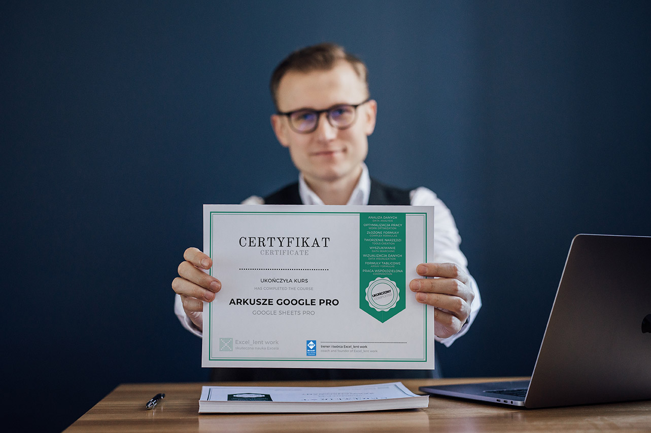 Michał trzymający certyfikat kursu arkusze google pro