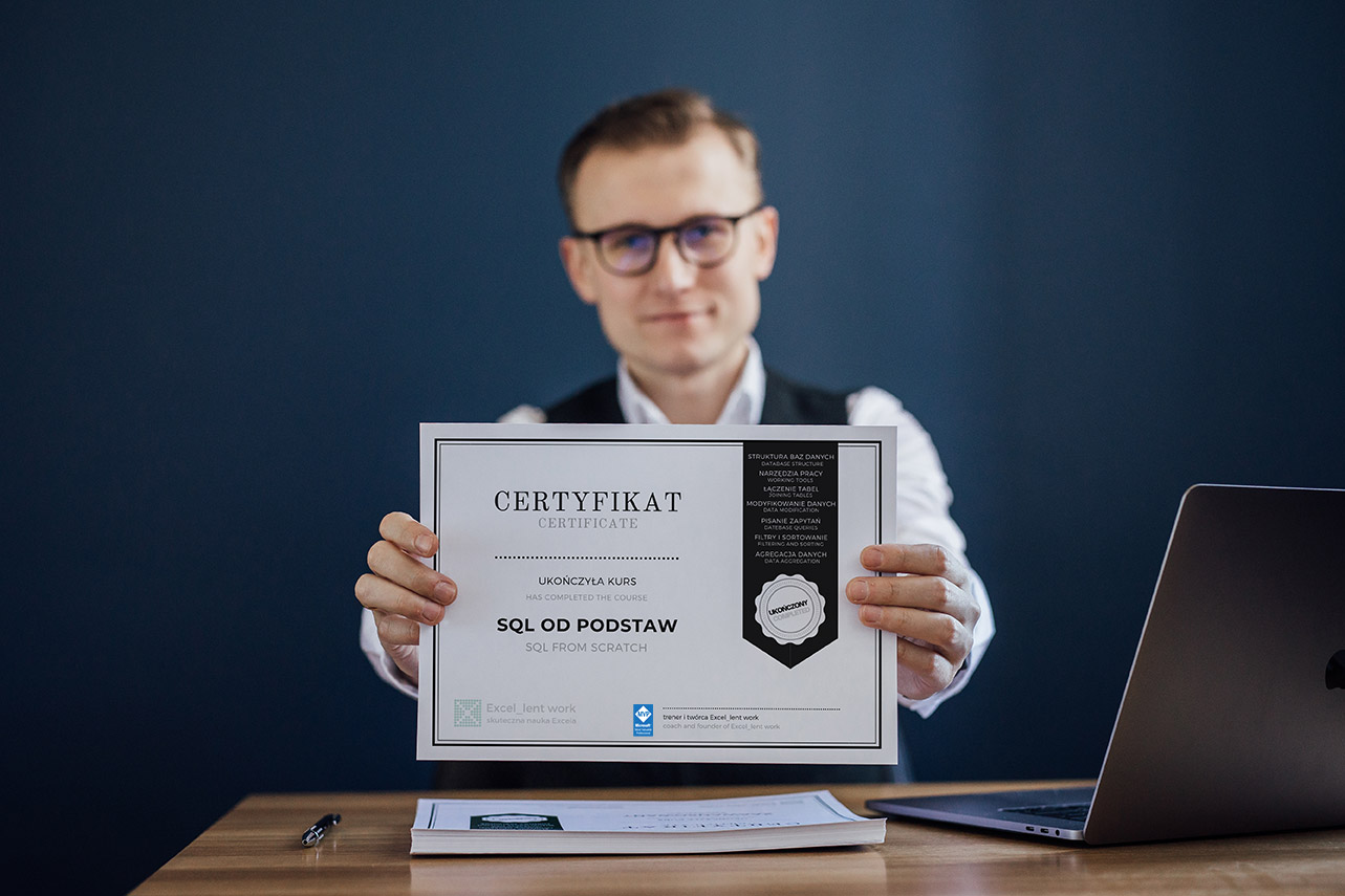 Michał trzymający certyfikat kursu sql od podstaw