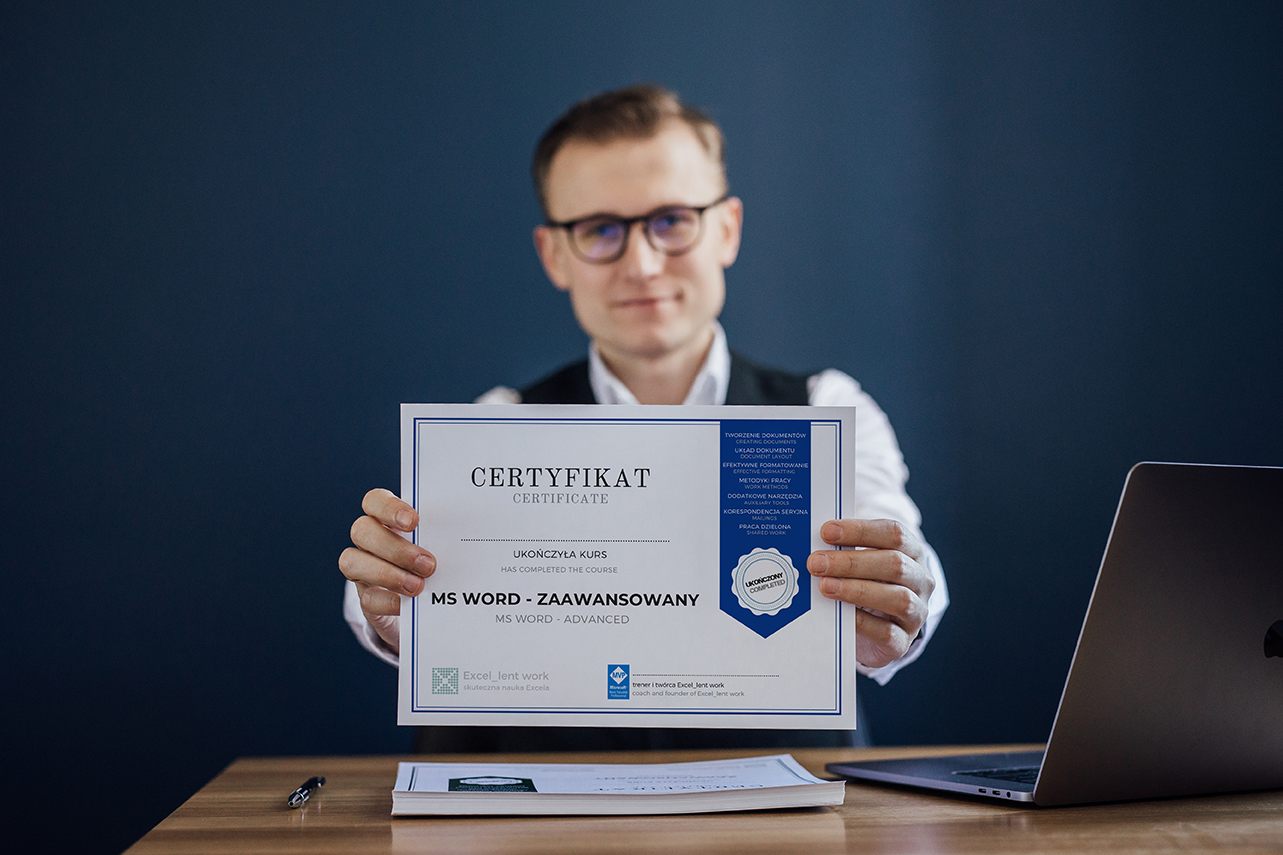 zdjęcie Michała trzymającego certyfikat kursu ms word