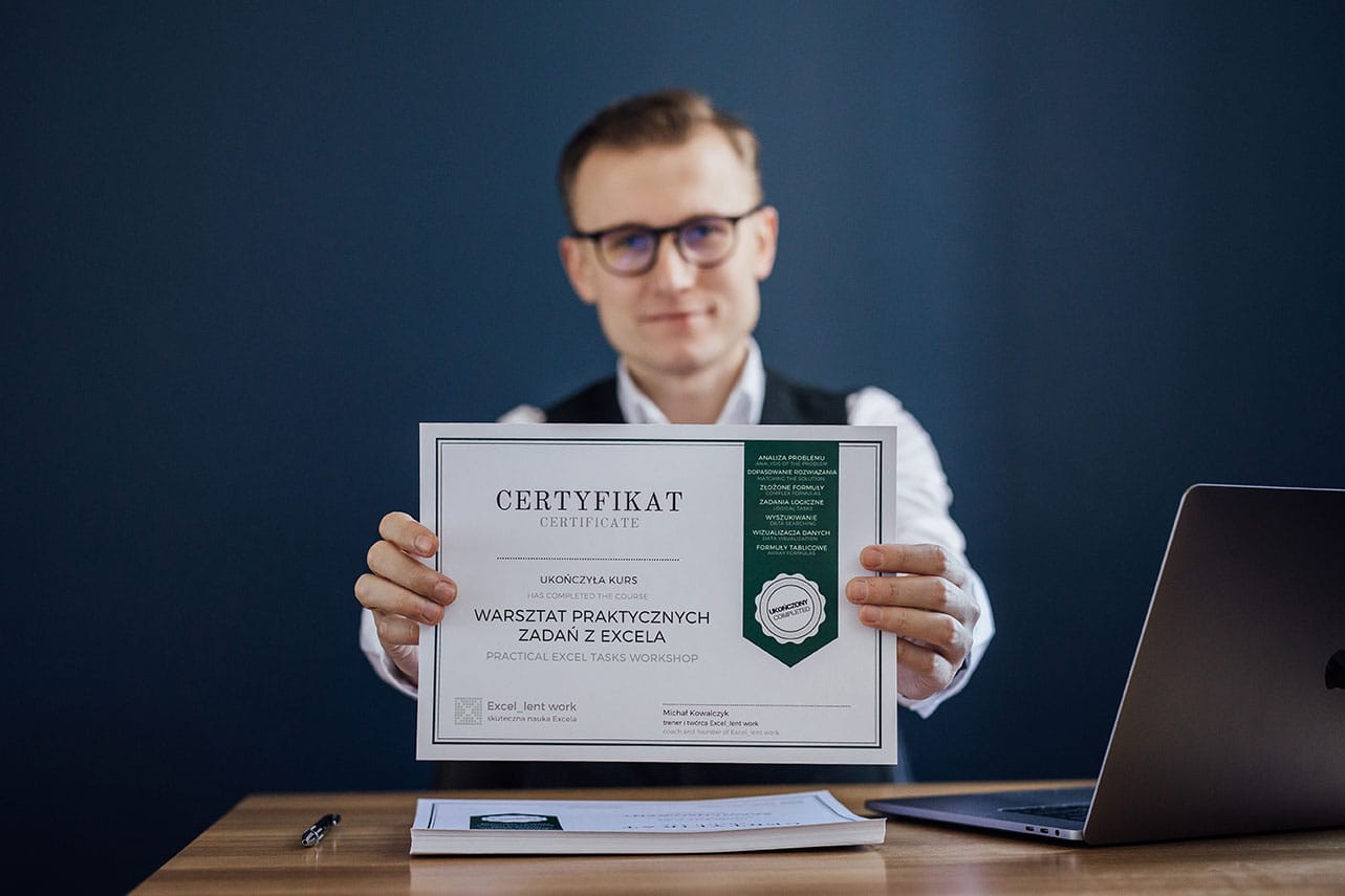 zdjęcie michała trzymającego certyfikat kursu warsztat zadań z excela