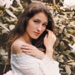 zdjęcie kobiety na tle roślin