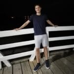 zdjęcie mężczyzny na pomoście