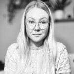 zdjęcie kobiety w okularach