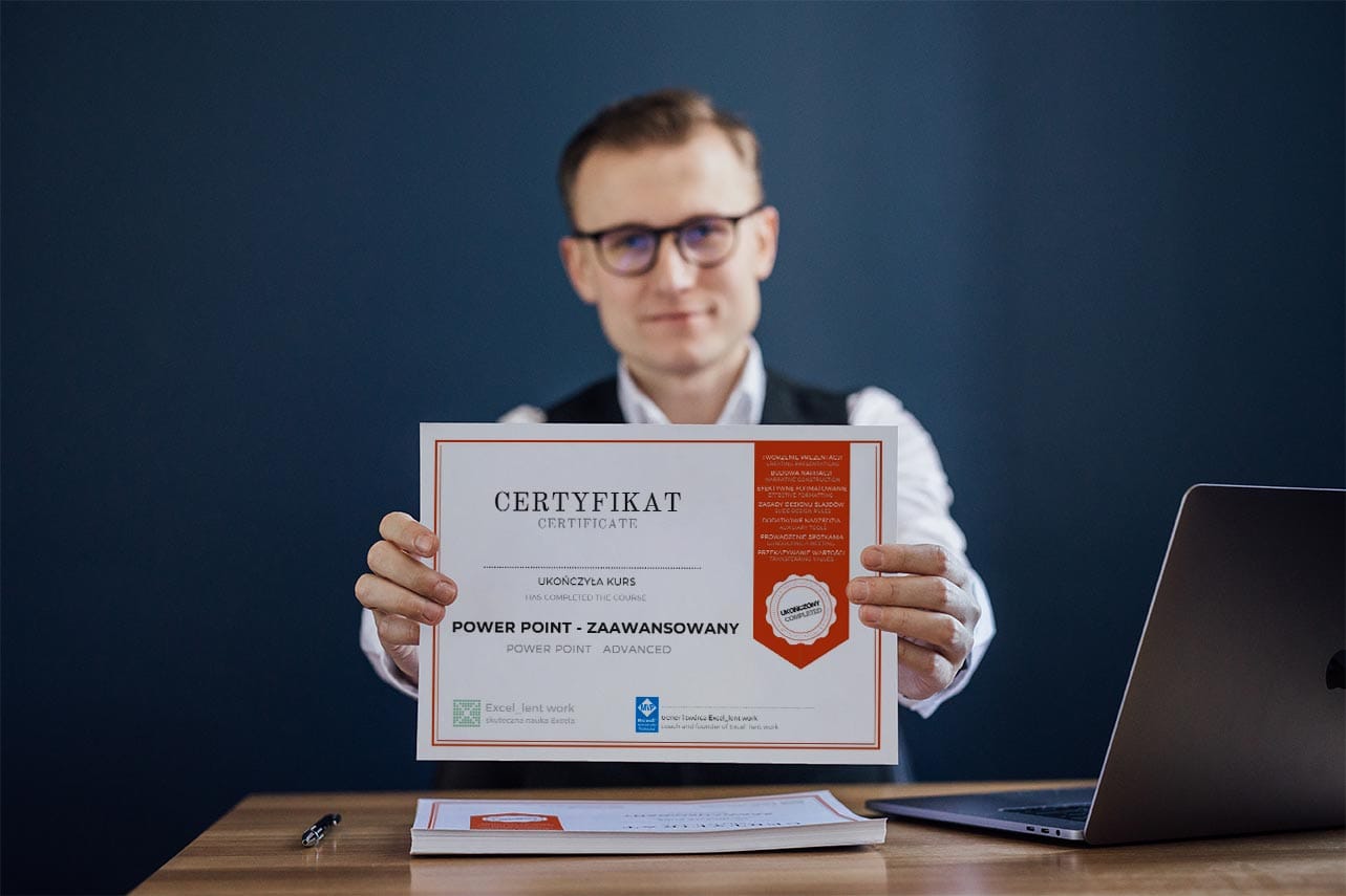 zdjęcie Michała trzymającego certyfikat z kursu power point